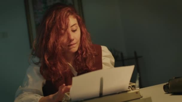 Sad and disappointed girl writes on the typewriter — Stockvideo