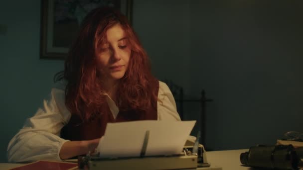 Girl thinks about who to happily write her letter on the typewriter — Stock videók