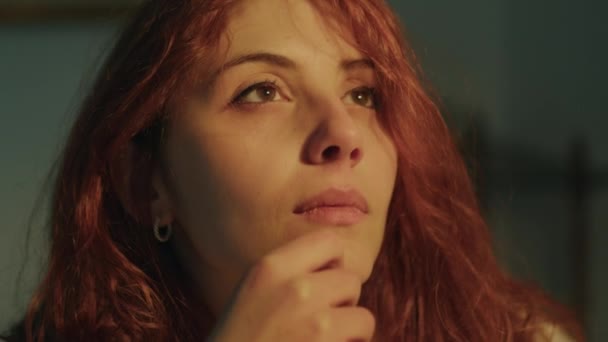 Мыслящая девушка в комнате с рыжими волосами — стоковое видео