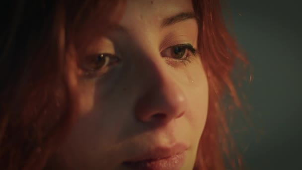 Грустная итальянская девушка плачет ночью в комнате — стоковое видео