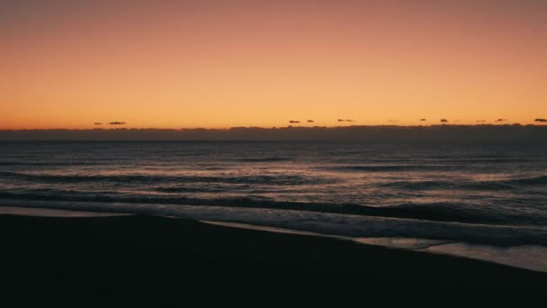 Sabahın köründe okyanusun rüzgarlı dalgaları — Stok video