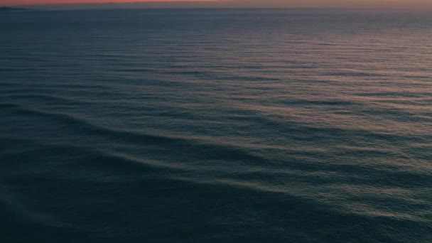 Letecký pohled na vlny oceánu v dopoledních hodinách — Stock video