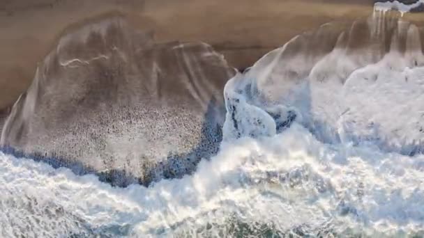 Aerial vertical of stormy waves with foam of ocean and beach — Αρχείο Βίντεο