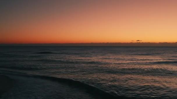 Luchtfoto van zonsopgang oceaan golven met wind — Stockvideo