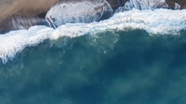 海とビーチの嵐の波の空中垂直スライダー — ストック動画