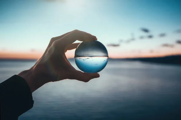 Concentrez l'objectif sur l'horizon avec une boule de verre — Photo