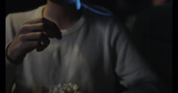 Menino come pipoca sentada no cinema próximo — Vídeo de Stock