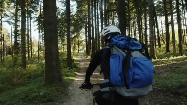 男孩骑自行车在山上带着蓝色背包 — 图库视频影像