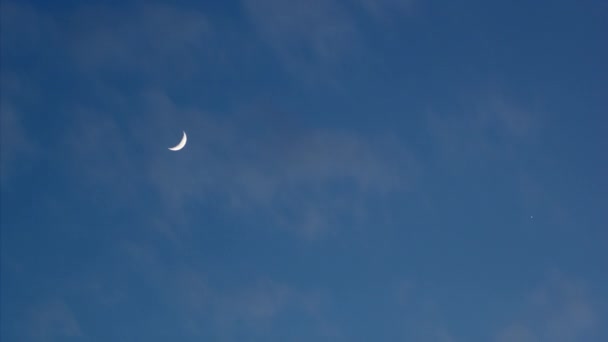 El lapso de tiempo de una luna creciente en la noche después de la puesta del sol — Vídeos de Stock
