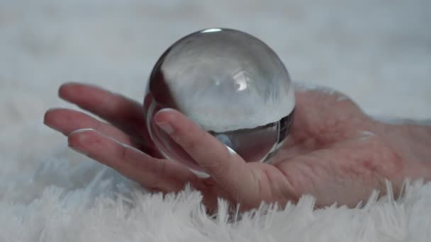 Bola de vidrio para el concepto de filosofía abstracta en una mano de un hombre — Vídeos de Stock