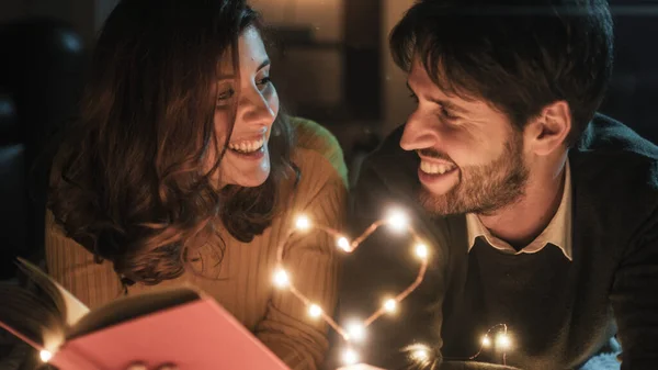 Sevgililer Günü 'nde beyaz halıda genç bir çift.