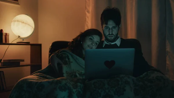 한 소년 과 소녀 가 집에 있는 노트북 컴퓨터로 영화를 보고 있습니다. — 스톡 사진