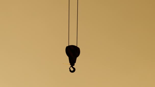 起重机吊钩在建筑工地风中悬挂的轮廓 — 图库视频影像