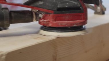 Yapı ahşap endüstrisinde dairesel zımparalama makinesi.