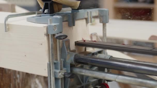 Asztalos munkás vágott egy fából készült gerenda az építőiparban — Stock videók