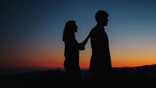 Silhouette de garçon et fille s'embrassent au coucher du soleil — Photo