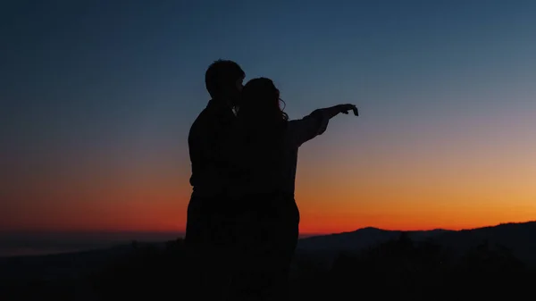 Silueta de niño y niña mirar las estrellas en el amor —  Fotos de Stock