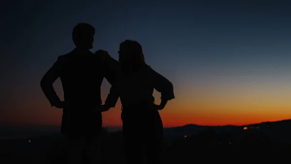 Silhouette de garçon et fille s'embrassent au coucher du soleil — Photo