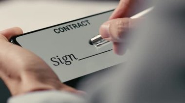 El, internet üzerinden bir haç sözleşmesi imzalıyor.