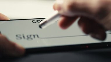 Elini kalemle imzalıyor. Doğrudan telefonla bir sözleşme belgesi.