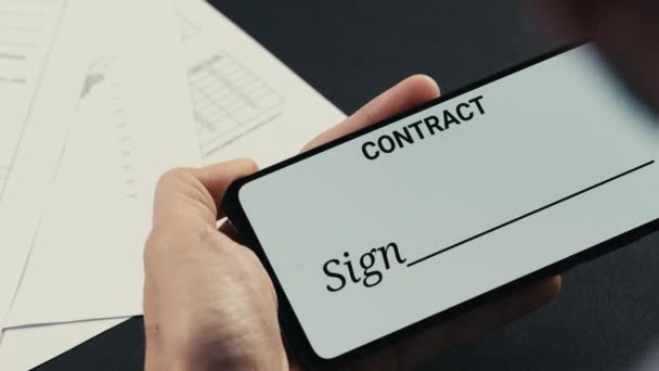Cruzar la firma de un documento de contrato en línea directamente con el teléfono inteligente — Vídeos de Stock