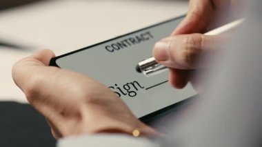 İşadamı internet üzerinden akıllı telefonla bir sözleşme imzalıyor.