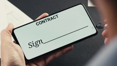 Hand online olarak akıllı telefonla bir sözleşme imzalıyor.