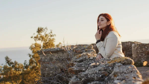 Vakker jente med hvit kjole utforsker et gammelt italiensk slott ved solnedgang – stockfoto