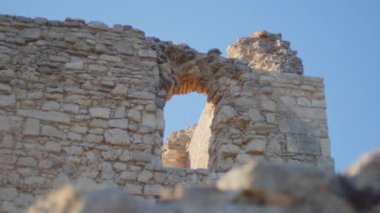 Condojanni köyündeki antik ortaçağ savunma kulesi.