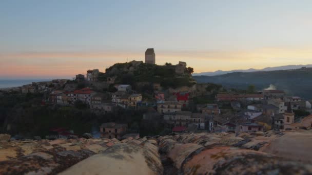 日落后卡拉布里亚的塔和中世纪的孔多亚尼村 — 图库视频影像