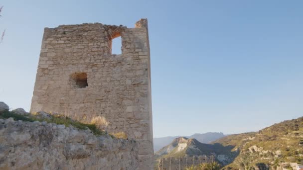 Antigua torre defensiva medieval en el pueblo de Condojanni ciudad — Vídeos de Stock
