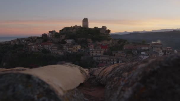 Wieża i średniowieczna wioska Condojanni w Kalabrii po zachodzie słońca — Wideo stockowe