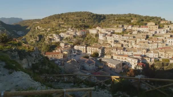 Kota desa abad pertengahan Condojanni di pegunungan Calabria, Italia selatan — Stok Video