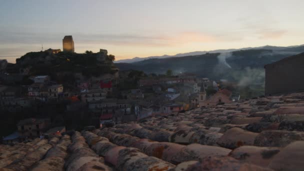 Torre y pueblo medieval de Condojanni en Calabria después del atardecer — Vídeos de Stock
