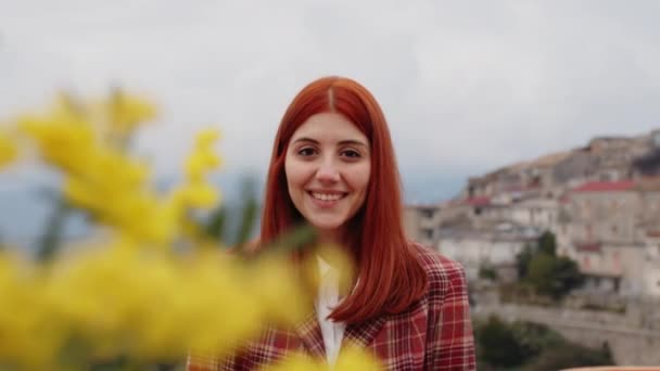 Junges Mädchen feiert Frauentag mit gelben Mimosen-Blumen in der Hand — Stockvideo