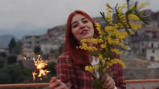 Jong mooi Italiaans meisje viert vrouwen dag met sprankelende en mimosa — Stockvideo