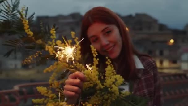 Jong mooi Italiaans meisje viert vrouwen dag met sprankelende en mimosa — Stockvideo