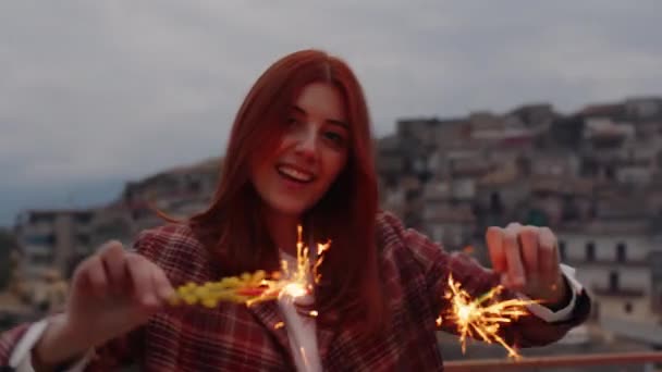 若いです美しいですイタリアの女の子は輝く夕日と女性の日を祝う — ストック動画