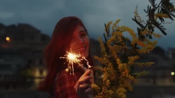Jong mooi Italiaans meisje viert vrouwen dag met sprankelende en mimosa — Stockvideo