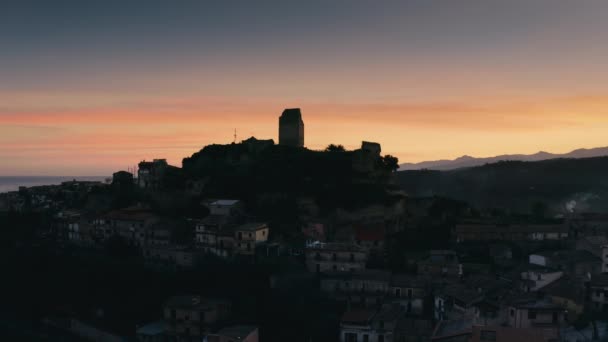 Silueta del pueblo de Condojanni en Calabria. Vista del castillo — Vídeos de Stock