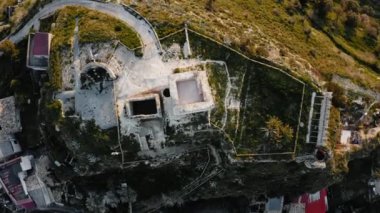 Eski ve hasarlı kule ve Calabria 'daki eski Condojanni kalesinin kalıntıları.