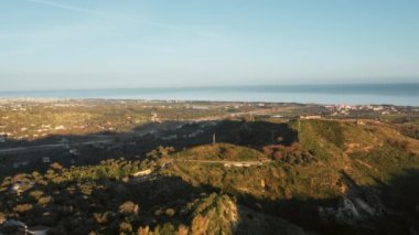 İtalya 'daki Akdeniz yakınlarındaki Calabria topraklarının havadan görünüşü