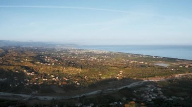 İtalya 'daki Akdeniz yakınlarındaki Calabria topraklarının havadan görünüşü