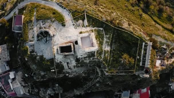 Oude en beschadigde toren en ruïnes van het oude kasteel van Condojanni in Calabrië — Stockvideo