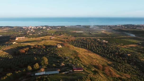 Αεροφωτογραφία των εδαφών της Καλαβρίας κοντά στη Μεσόγειο θάλασσα στην Ιταλία — Αρχείο Βίντεο