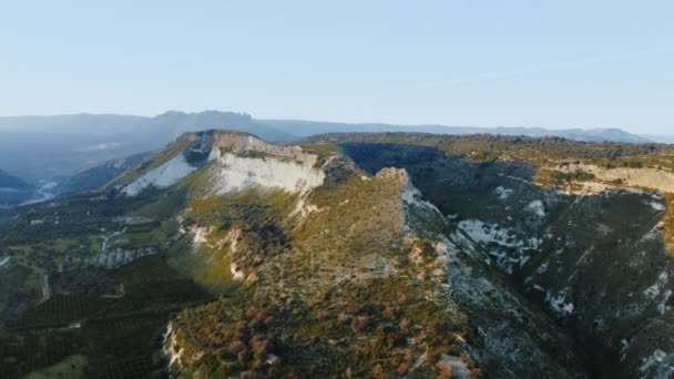 Vista aérea de las tierras de Calabria cerca del mar Mediterráneo en Italia — Vídeos de Stock