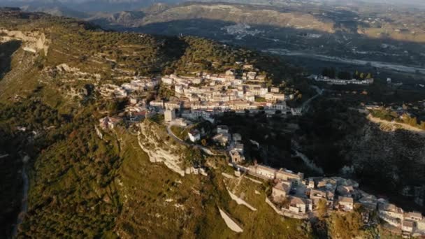 Město duchů v italských horách se zchátralými domy — Stock video