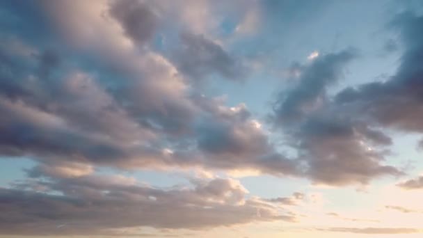 Um lindo lapso de tempo do céu com nuvens após o pôr do sol — Vídeo de Stock