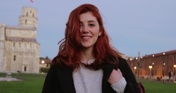 若いです大学生女の子でバックパックでイタリアの正方形の笑顔でカメラ — ストック動画