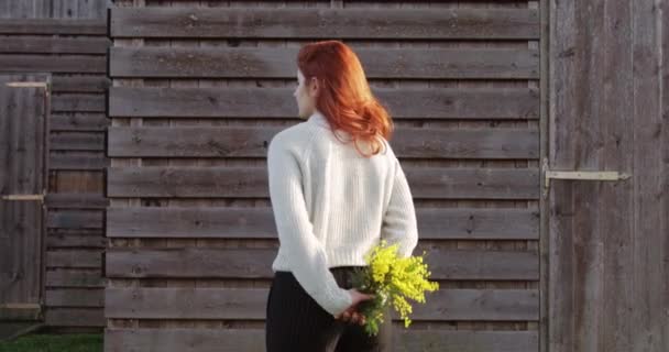 Giovane ragazza si gira e mostra un bellissimo bouquet di mimose gialle — Video Stock